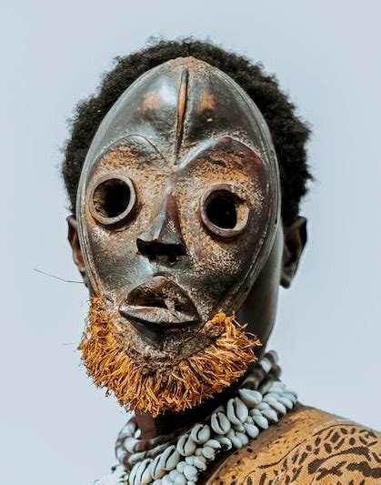  Igbo Mask:  Ancestral Reverence Through Vivid Pigmentation and Expressive Form!